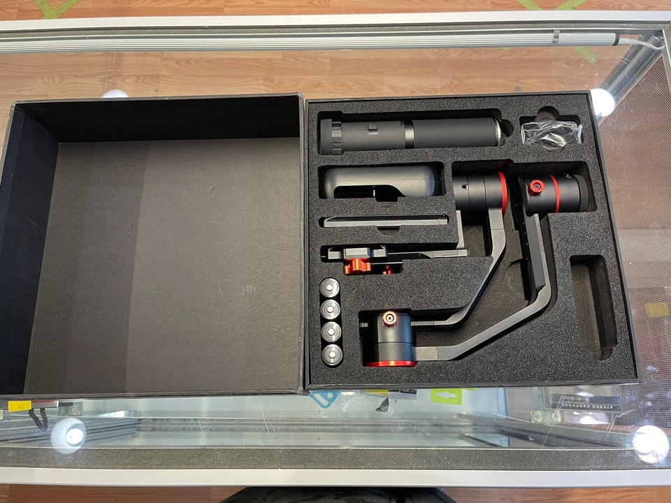 FEIYU TECH a2000 - 3-AXIS CAMERA GIMBAL W/DUAL AND SINGLE GRIP. FOR DSLR CAMERAS - Image 2 of 4