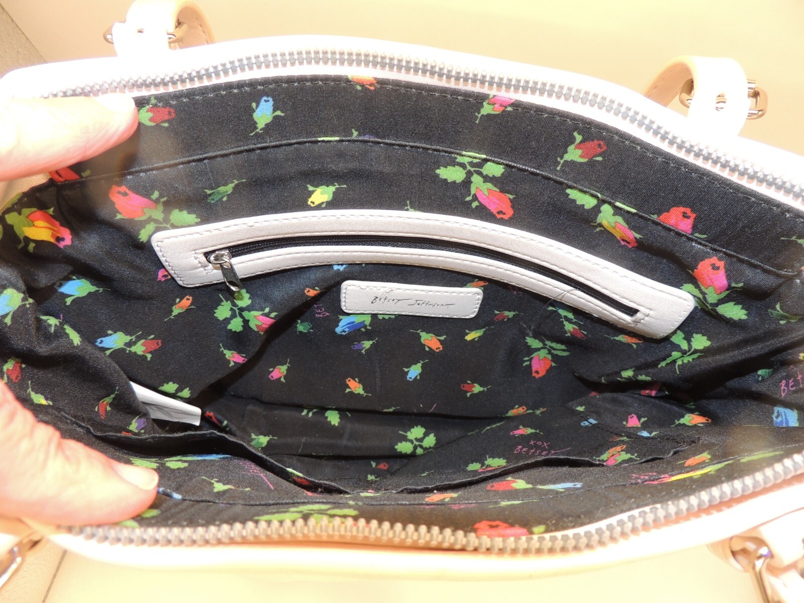 designer BETSEY JOHNSON WHITE be mine xo PURSE QU… - image 10