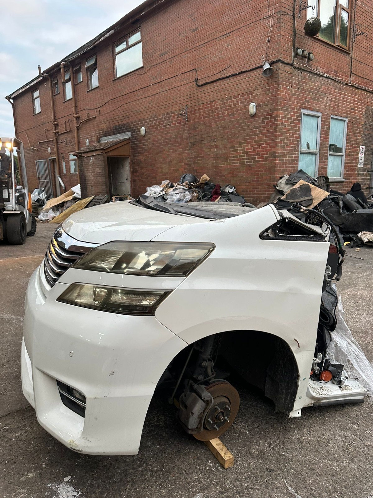 Breaking Toyota Vellfire 2.4 Petrol (2008–2015)–All Parts Available 1x wheel nut