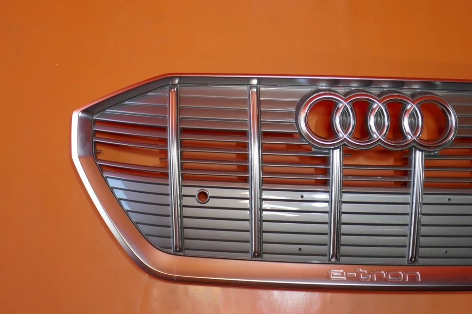 Parrilla AUDI E TRON 2019 2020 E-TRON 4KE 853 651 GRIS OEM Foto 2 de 4