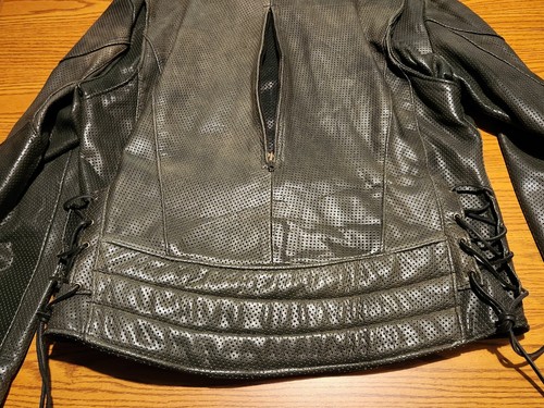 Schott perforierte Cafe Racer Lederjacke von Kerr Gr.44 lang, graue Patina, gebraucht, in einwandfreiem Zustand - Bild 10 von 22