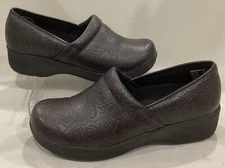 Womans Safe T Step Brown With Tooled design Clogs Size 9 Excellent Condition