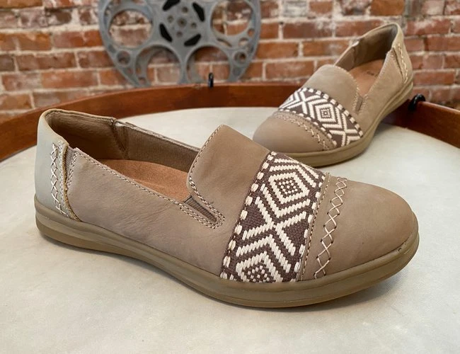 Earth Origins Brown Embroidered Nubuck Slip-Ons Bailey New Flats Shoes