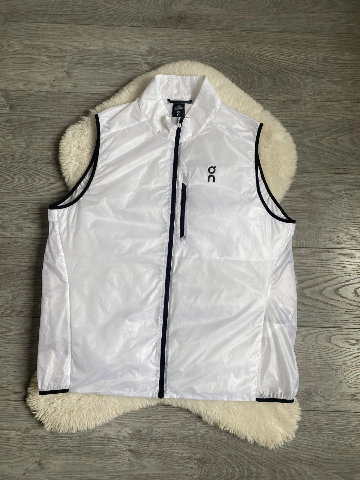 On Running Weather Vest Men XL White Black Lightweight Windbreaker Gilet Jacket
Opens in a new windo