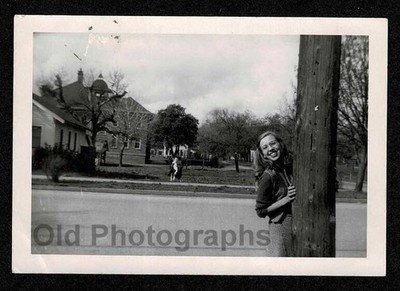 HAPPY SMILING PRETTY YOUNG LADY TELEPHONE POLE OLD/VINTAGE PHOTO- G945