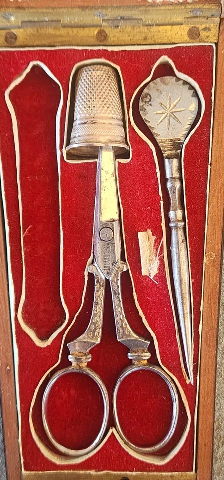 Antiguo Kit de Costura Francesa Victoriano- -Nogal- Tijeras, Dedal y Awl. Foto 2 de 4