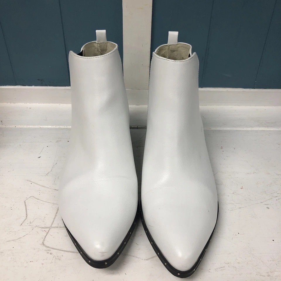 Botas de tornozelo Bar III Gabby couro branco rebite aparado biqueira pontiaguda tamanho 7.5 - Imagem 2 de 4