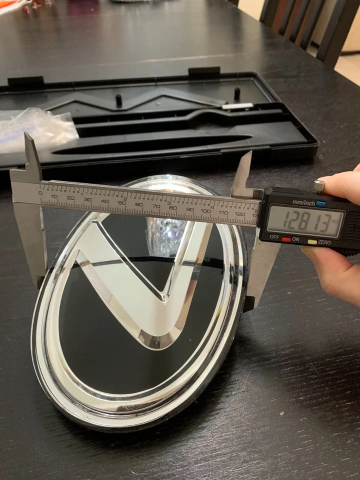 Insignia emblema parrilla delantera Lexus LX570 GX460 2012-2022 logotipo cromado Foto 3 de 4