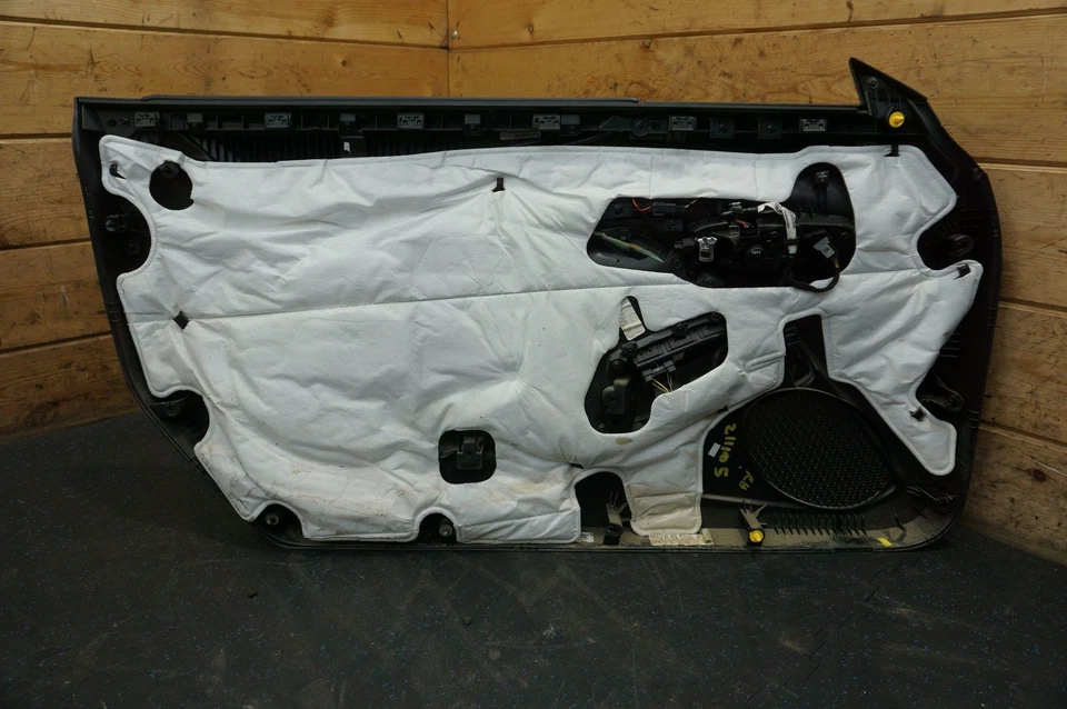 Panel de moldura de tarjeta de puerta de pasajero derecho negro 84084193 OEM Chevrolet Camaro 2018 Foto 2 de 4