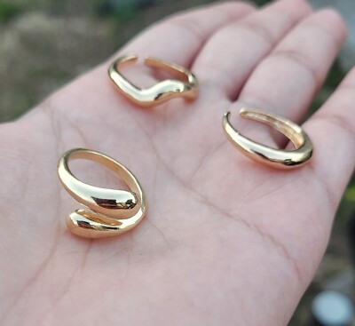 Set de 3 anillos ajustables dorados.
