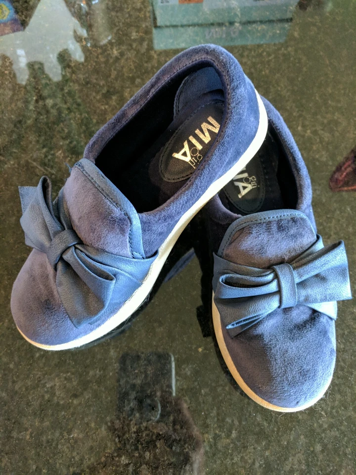 *MIA Girl* talla 13 *Kelsie* azul marino terciopelo arco grande niñas zapatos escolares usados en excelente estado Foto 3 de 4