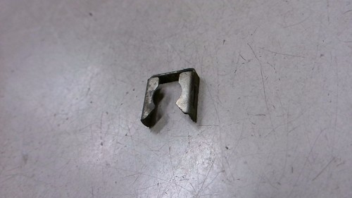 1X Halteklammer Klammer Einspritzventil VW Passat Variant 2.0 5V Bj 2003