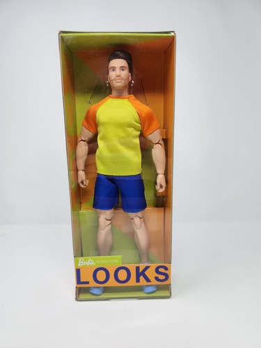 Barbie Signature Looks #18 Ken Puppe 2022 Mattel Buff Made To Move Brunette