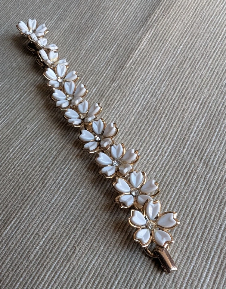 Bracciale Vintage con Fiori in Lucite e strass - Immagine 4 di 4