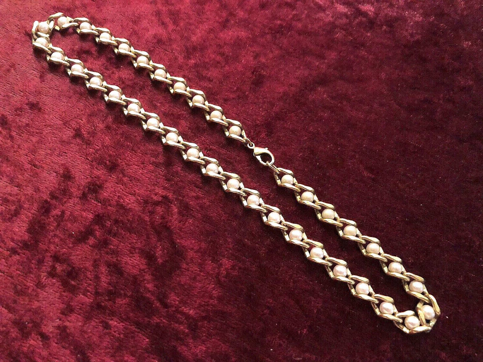 Vintage 1970s Gold Tone Necklace with Pearl Inset Links
