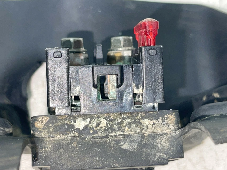 Yamaha WR250F 2005 03-13 montaje de relé de arranque Foto 3 de 4