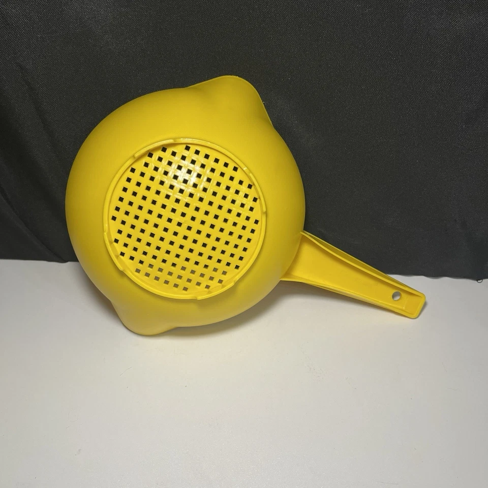 Vintage Tupperware 1 Quart Yellow Colander Pasta Strainer 1200 - Image 2 of 4