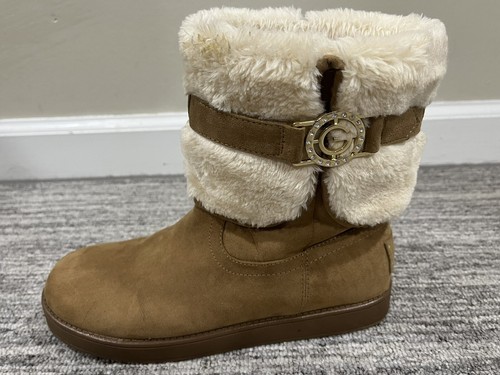 Botas con puño de piel de oveja sintética tostadas australianas G by GUESS con detalles en tono dorado 7 1/2 - Imagen 9 de 11