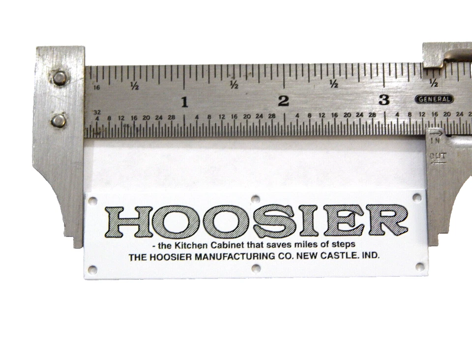 Etiqueta de gabinete Hoosier blanca con letras negras Foto 4 de 4