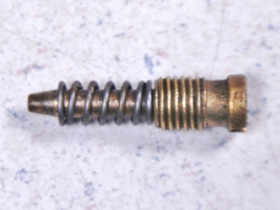 Винт и пружина карбюратора воздушно-топливной смеси 1969 YAMAHA 350 Grand Prix R3 - Изображение 4 из 4