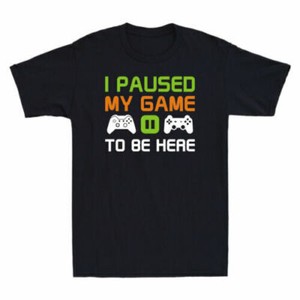 I Paused My Game to Be Here (Ho Messo Il Gioco in Pausa per Essere Qui)- T-Shirt Uomo/Unisex con Scritta - Maglietta Divertente per Appassionati di Videogame e Giochi Online - S