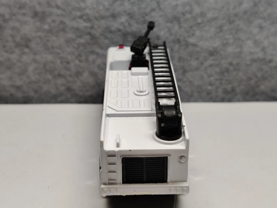 VINTAGE MATCHBOX AIRPORT FIRE TRUCK "Runway Rescue" 1:124 SCALE -MINT - Image 4 of 4