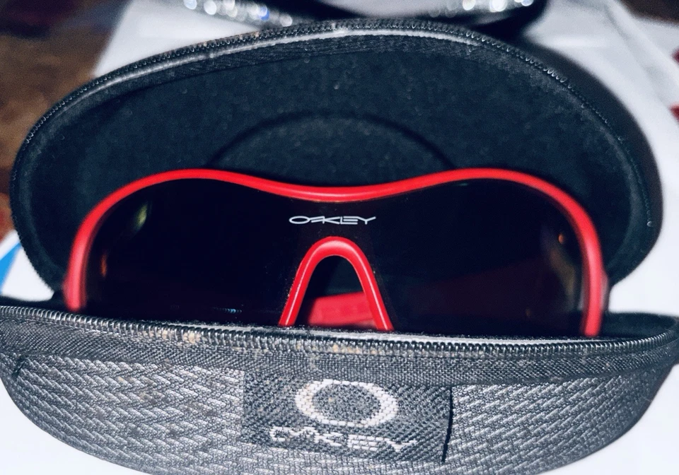 Gafas de sol Oakley con estuche rígido y cremallera gris negro Foto 2 de 3