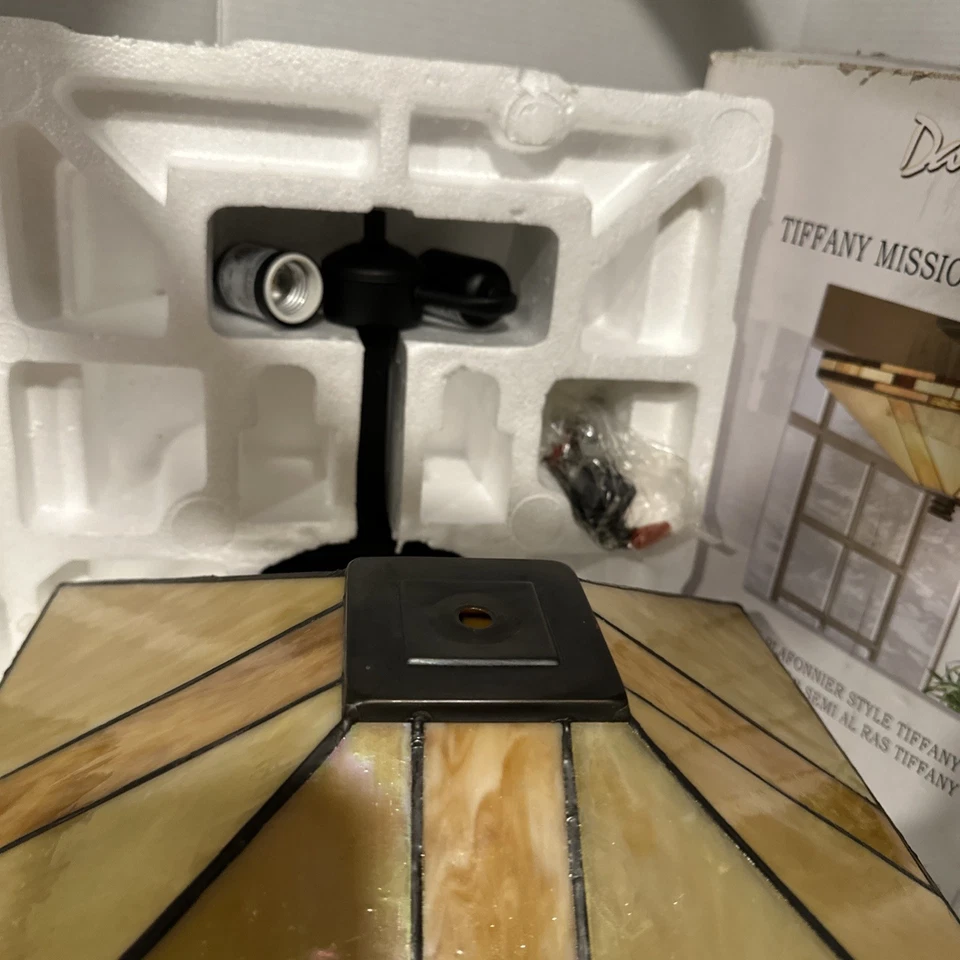 Dale Tiffany Semi-plafonnier Style Tiffany Mission Cream and Brown Stained Glass - Image 3 of 4