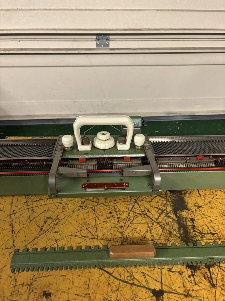 Máquina de tejer de cama plana Pfaff Passap M201 Speed-O-Knit con herramientas originales Foto 3 de 4