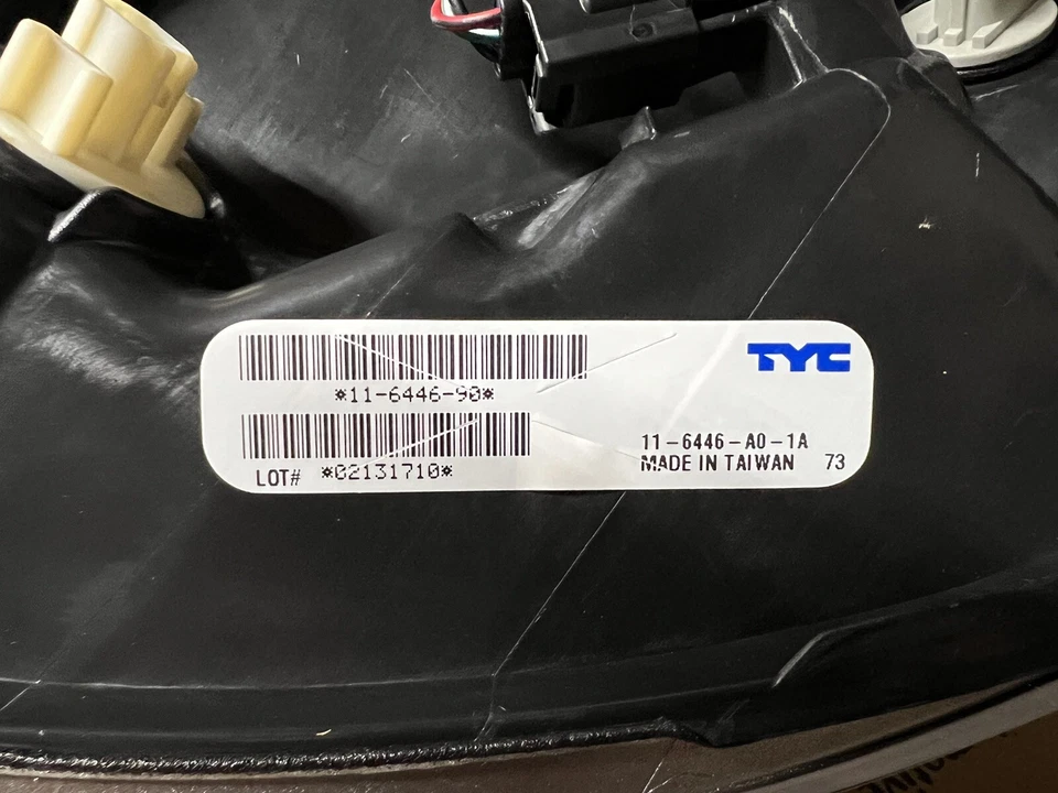 Base de montaje de luz trasera, sedán izquierdo TYC 11-6446-90 se adapta a Acura TL 2012 Foto 2 de 3