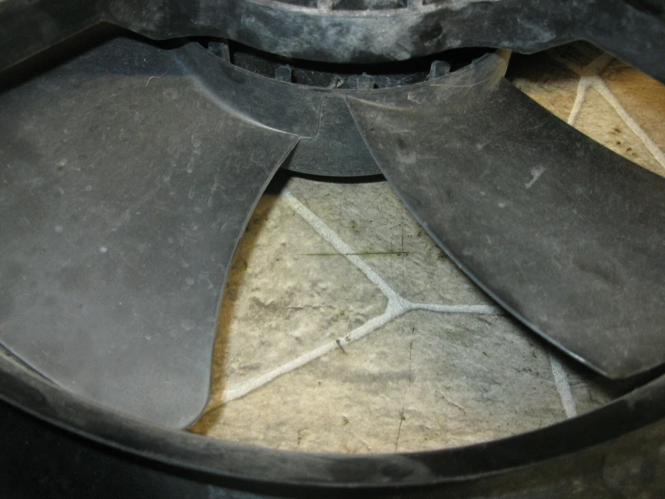 2002-2005 KIA SEDONA ELECTRIC COOLING MOTOR FAN ASSEMBLY OEM - Image 3 of 4