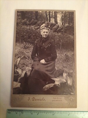 Greenfield, Manchester - J Daniels - Kabinettkarte Foto alte Dame im Garten 