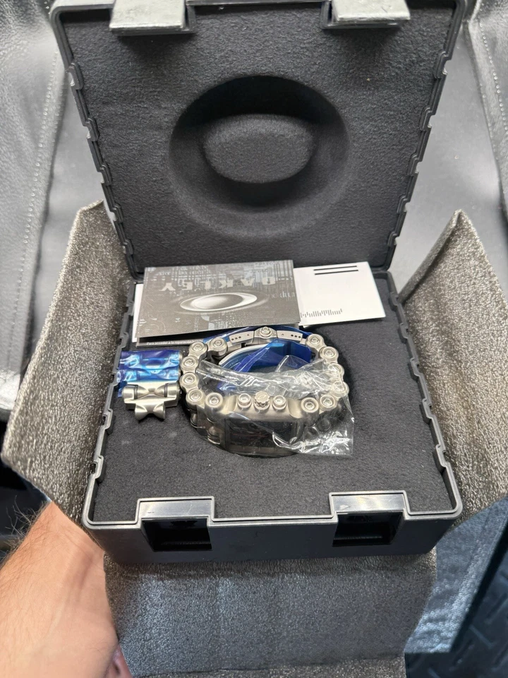 Reloj Oakley Minute Machine Gen 2 esfera plateada titanio Foto 2 de 4