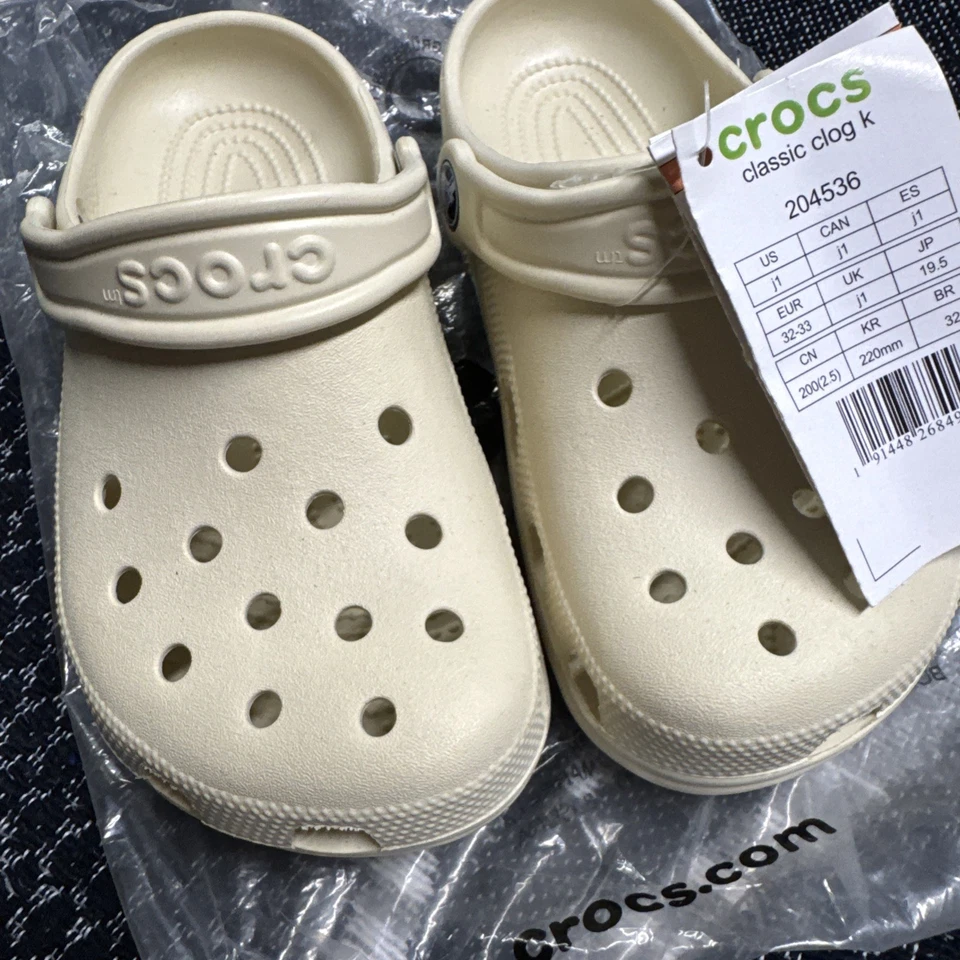 Zueco clásico Crocs para niños hueso J1.  Foto 3 de 4