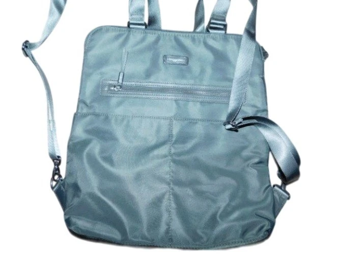 Bolso de mano de viaje estilo mochila Baggallini usado en excelente estado $119 Foto 2 de 4
