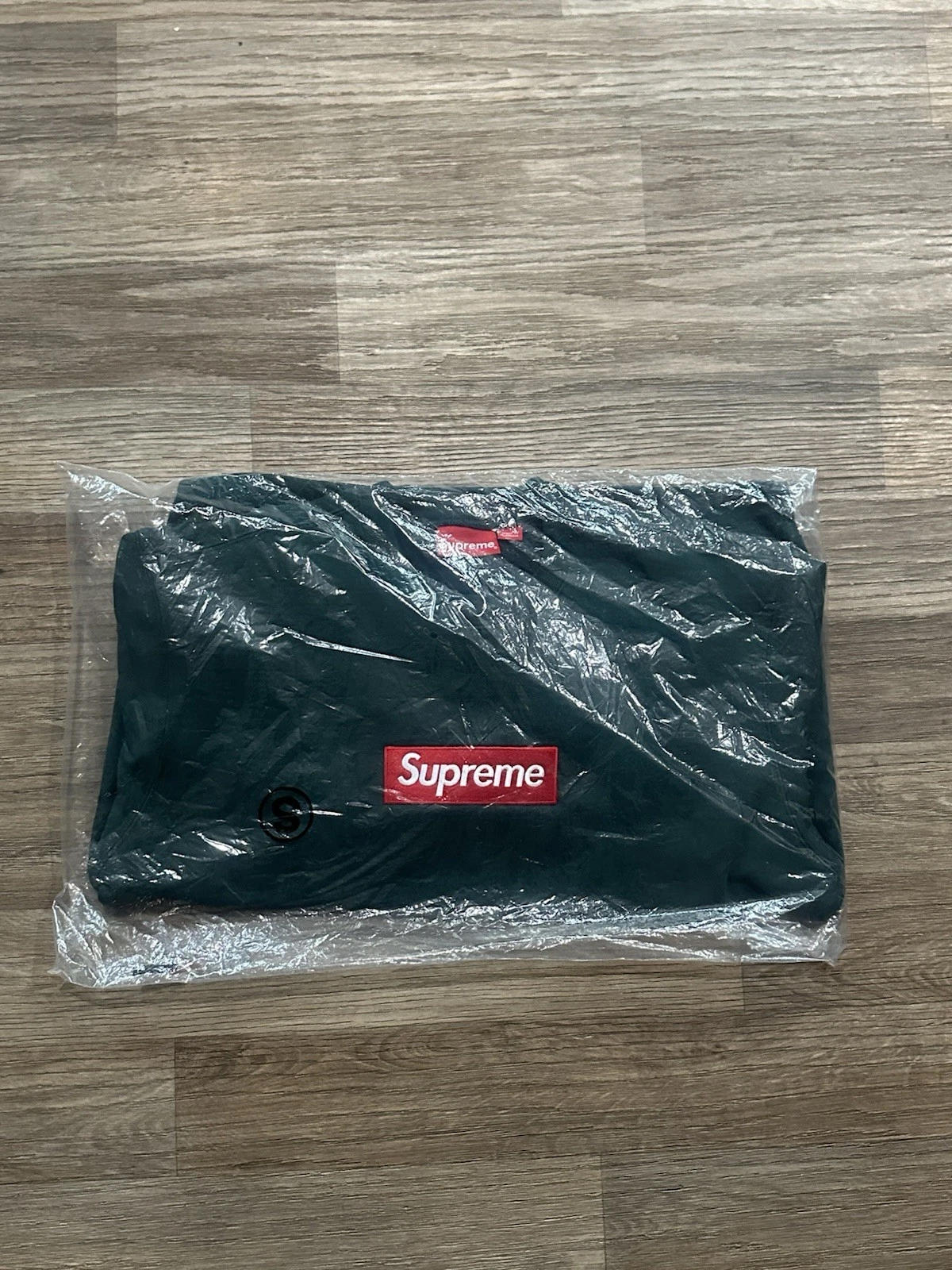 Logo Supreme Box col rond FW22 pin foncé 