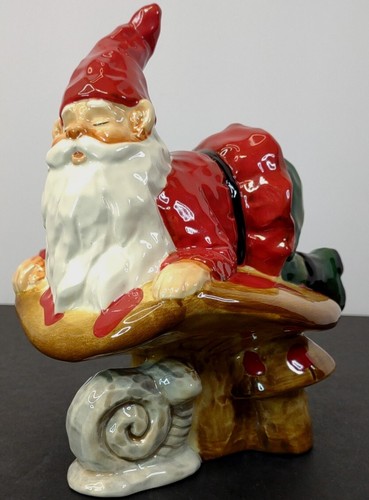 Vintage 7,5" Keramik Wichtel Weihnachtsmann auf Pilz mit Bodenschnecke. *Unikat* Top Zustand
