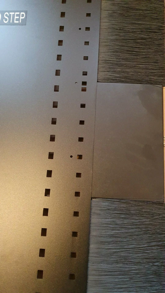 T408 APC NetShelter SX 750mm wide x 1200mm deep networking roof AR7716 - Image 3 of 4