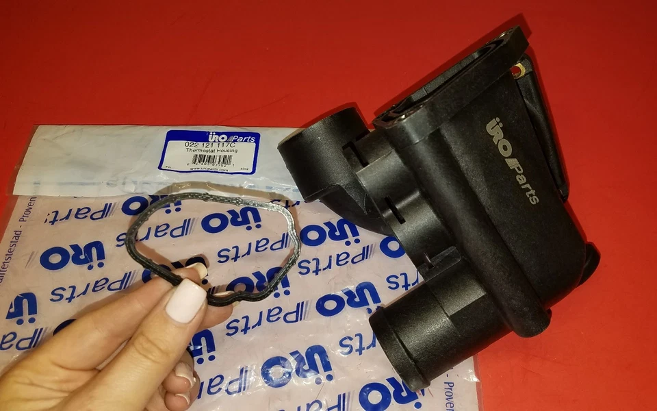 Carcasa de termostato para Audi y Volkswagen A3 TT Eos Eurovan Golf Jetta R32 NUEVO Foto 2 de 4