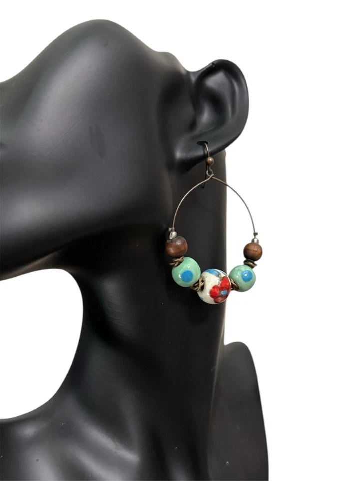 Pendientes de aro con cuentas con cuentas florales de cerámica, turquesa y madera Foto 2 de 3