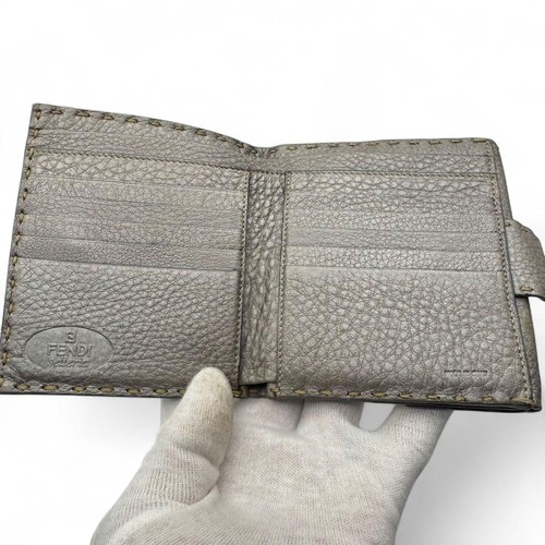 Cartera Fendi Plegable Selleria Cuero Plateado Completa con Accesorios FENDI - Imagen 17 de 24