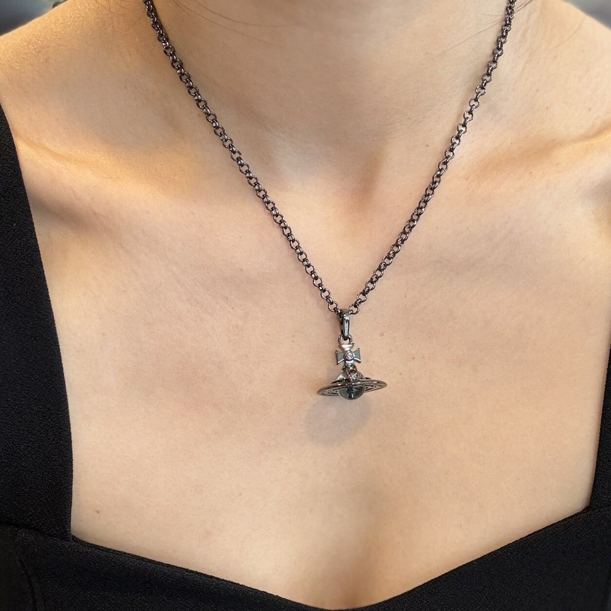 Vivienne Westwood トーナルORB Vivienne Westwood Gunmetal Crystal 3D Planet Orb Pendant