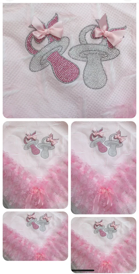 MANTÓN DE BEBÉ ROMANY - ENCAJE / CINTA ROSA / AZUL / BLANCO CON DISEÑO DE MANIQUÍ BLING Foto 2 de 3