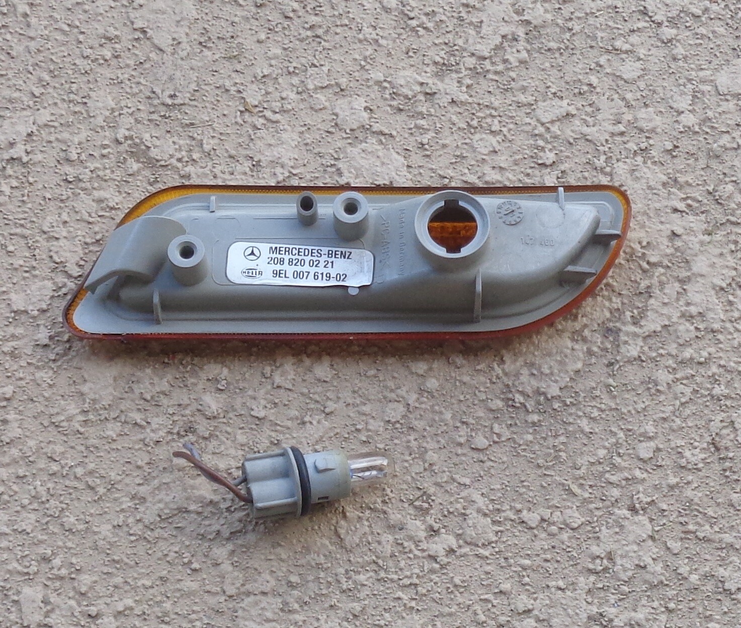 98 02 MERCEDES W208 CLK320 CLK430 OEM RIGHT FRONT BUMPER MARKER LIGHT