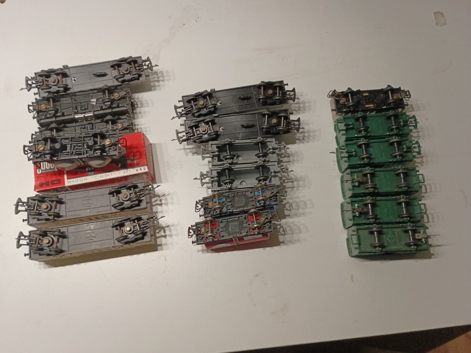 Lot de 18 Wagons jouef pour pièces ou pour restauration, trains Ho