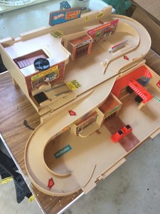 1979 hot wheels service center sto & go playset
