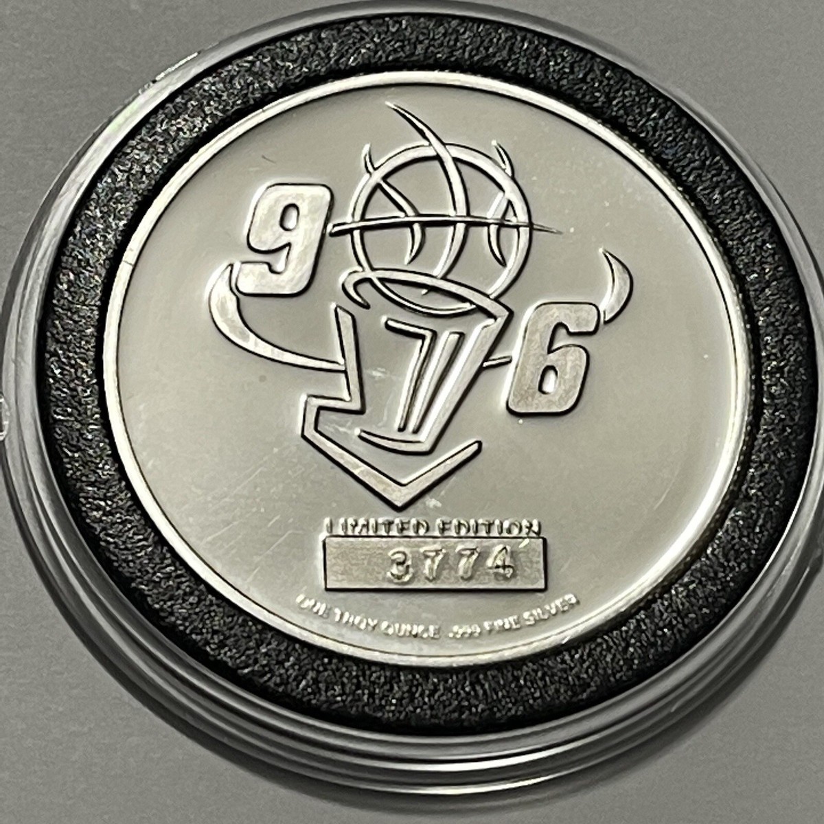 シカゴ・ブルズ 1996年 優勝記念純銀メダル・希少メダル。期間限定お値下 1996 Chicago Bulls NBA Champions 1 Troy Oz .999 Fine Silver