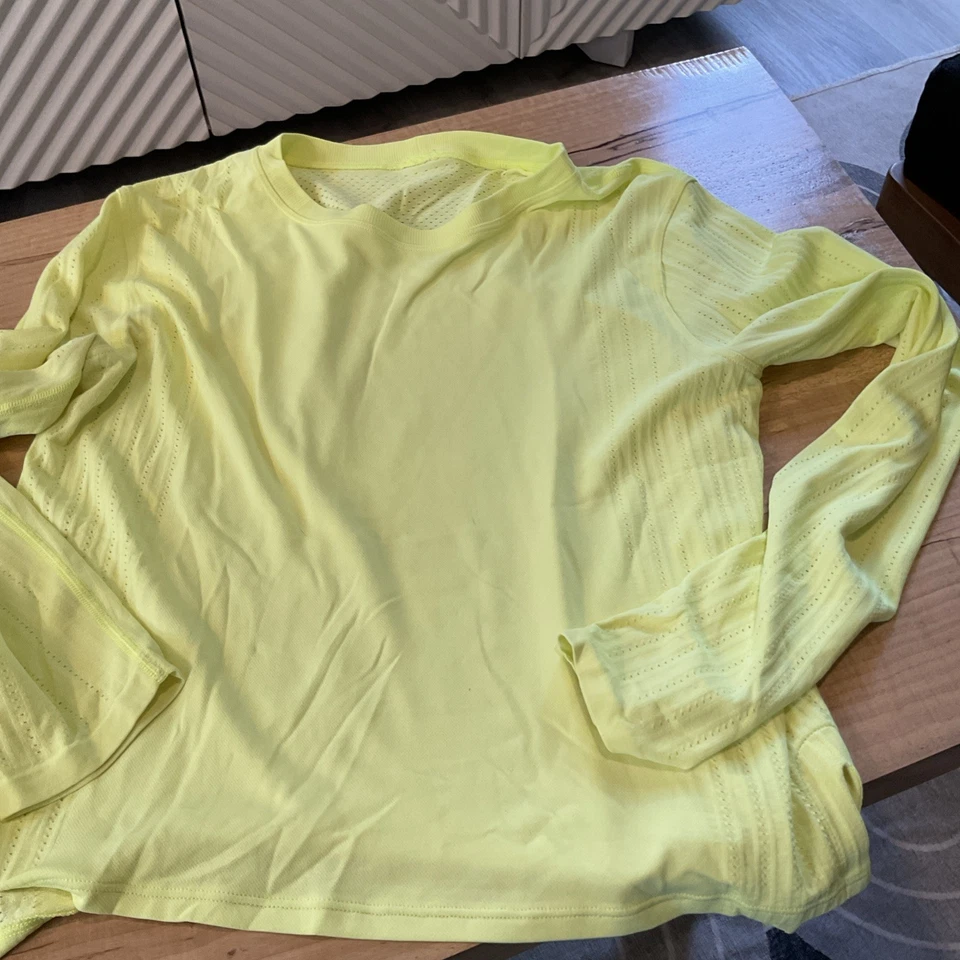 Camisa Lululemon Swiftly Tech manga longa 2.0 na cor Electric Lemon 4 nova sem etiquetas - Imagem 2 de 4
