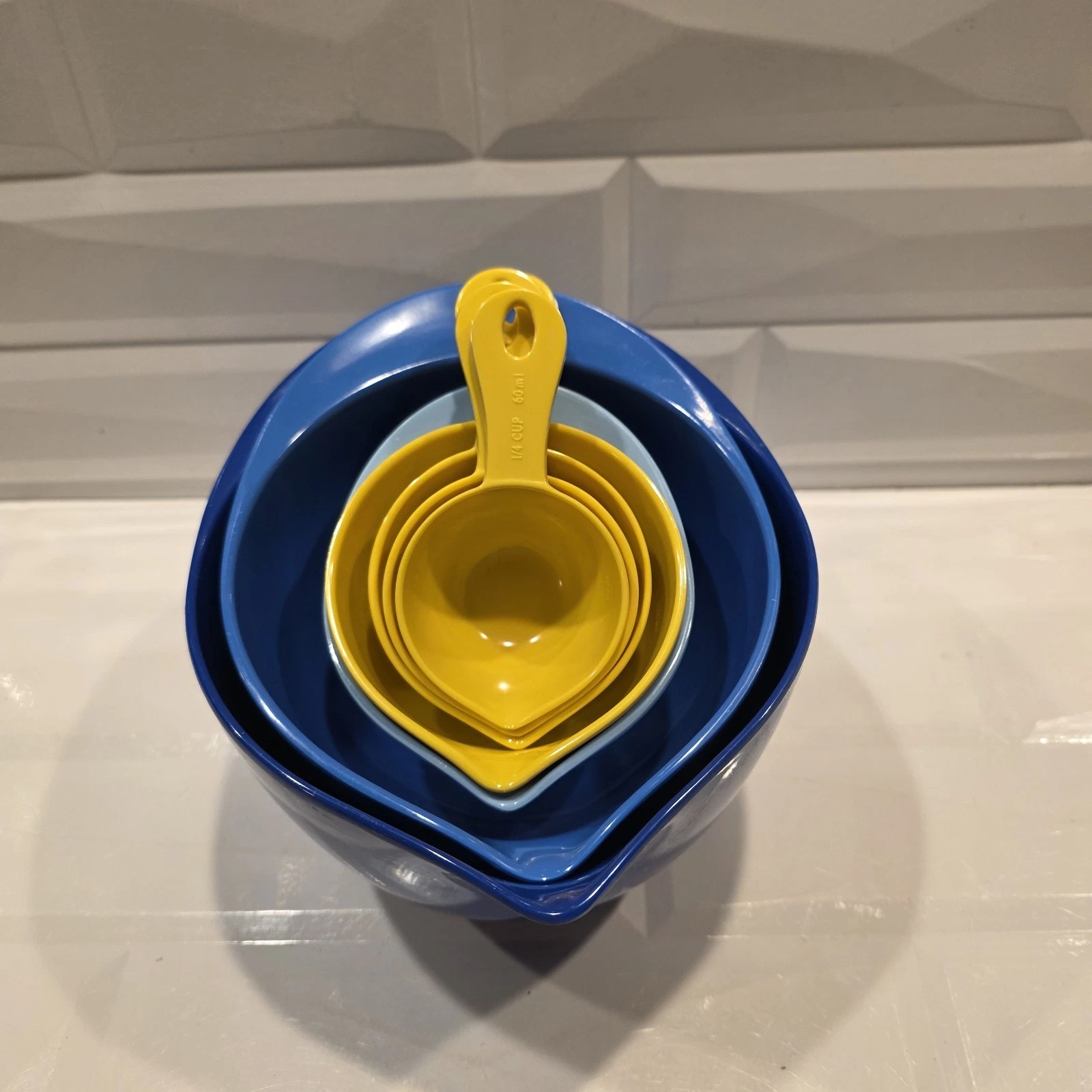 Williams Sonoma 3-pc Set of Melamine Blue Mixing Bowls & Yellow Measuringspoons
Opens in a new windo