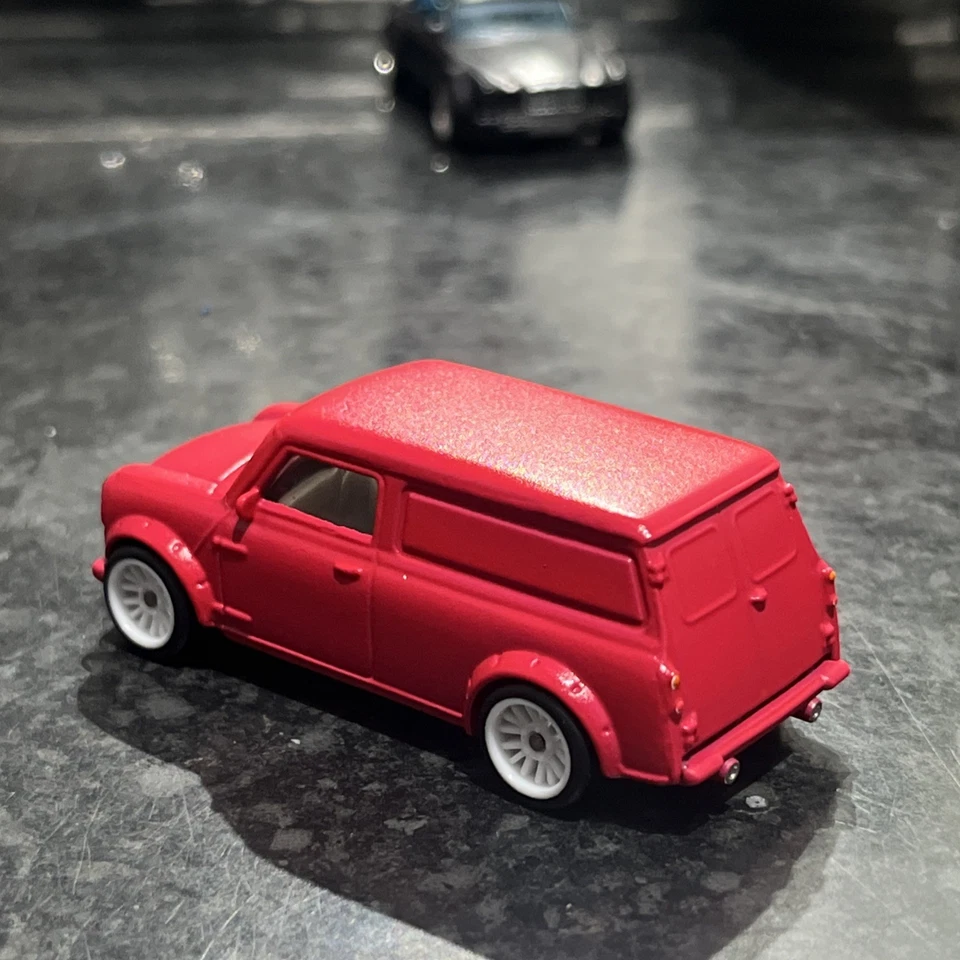 Mini van Hot Wheels Austin personalizada com pilotos reais - Imagem 3 de 4